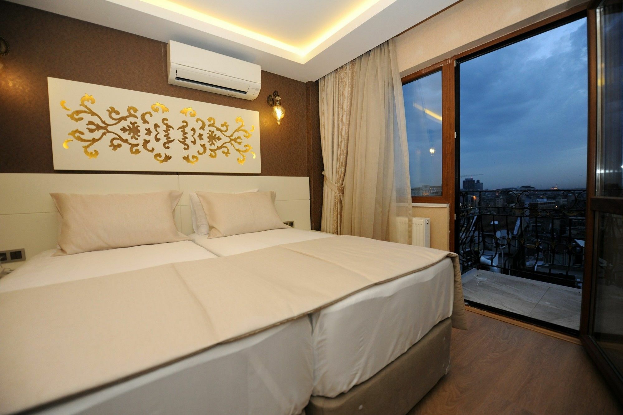 Rooms Inn Taxim Istanboel Buitenkant foto